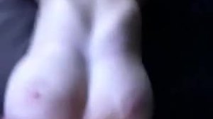 फुट फेटिश वाली अमेचुर टीन अपने पैरों की उंगलियों को उतारती है और चूमती है