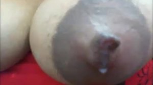 MILF Ebony dengan payudara besar dan pantat menggoda di webcam