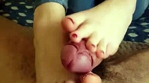 Vídeo exclusivo de footjob e ejaculação nos pés da jovem amadora ruiva