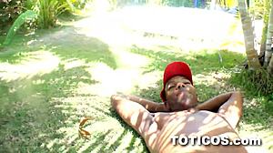 Interracial blowjob fra en dominikansk teenager på plænen i en 18 år gammel video