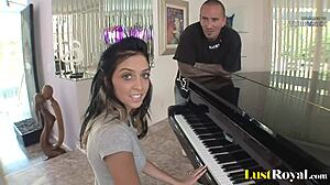 स्टेफनी कैन के छोटे स्तन पियानो बजाते समय उछलते हैं
