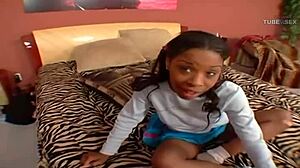 A adolescente africana Skylar Dupree tem seu ânus esticado