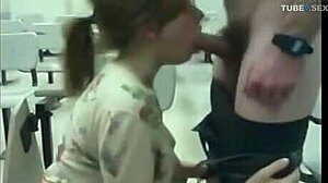 Amaterska tinejdžerka devojka daje svom dečku oralni seks na veb kameri