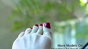 발 페티시 비디오에서 아름다운 발과 발가락이 있습니다