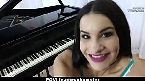 गरम भूरी बालों वाली लड़की को पियानो पर उसके छोटे स्तनों को चूसा और चोदा जाता है
