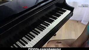 Vroča brunetka dobi svoje majhne joške dotikane in jebane na klavirju