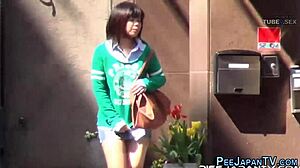 נערת אסיה מתרטבת ופרועה ברחוב