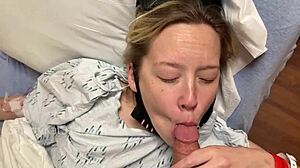 Sesso anale pubblico con un paziente con un grosso cazzo e la sua ragazza in ospedale