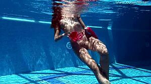 HD video Tiffany tetovirane babe, ki si drka tesno pičko v bazenu