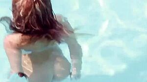 Gadis blonde dalam bikini basah dan liar di luar