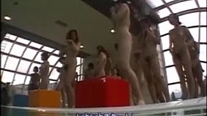 来自日本的热女性参加水下健身游戏