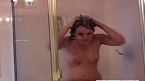 뚱뚱한 십대 소녀가 대학 기숙사에서 샤워를 하고 있습니다
