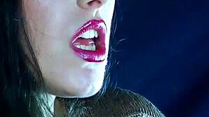 Satisfais tes envies de fumer avec cette vidéo sexy de rouge à lèvres