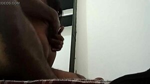 Cuplul de studenți negri se bucură de sex amator în dormitor