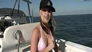 O plimbare cu barca cu o adolescentă sexy care își dorește faciale și creampie-uri
