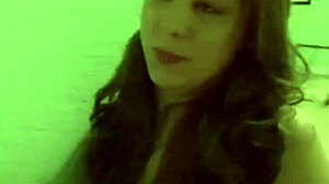Garota tetona se torna safada na câmera em vídeo de Spring break
