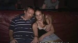 Sexo em grupo com a ex-namorada e um pervertido anônimo em um cinema pornô