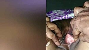 Close-up de uma vagina suculenta sendo fisted e fodida