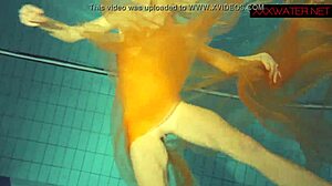 Amaterska tinejdžerka Nastya pokazuje svoje seksi telo u bazenu