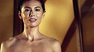 डैनिएला स्मिथ, बड़े प्राकृतिक स्तनों वाली गर्म गोरी MILF, अपनी योगा दिनचर्या साझा करती है