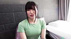 日本少女Kaho在自制色情片中展示她的剃毛阴道和手指技巧