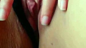 Amatoarea brunetă Morocha se masturbează la telefon cu clitorisul ei mare și sânii naturali