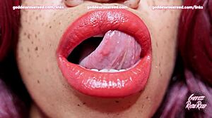 Ebony ustnice in jeziki v fetiš videu z Rosie Reed
