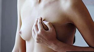 Lidenskapelige brunetter nyter hardcore anal og slikker hverandre på brystvortene