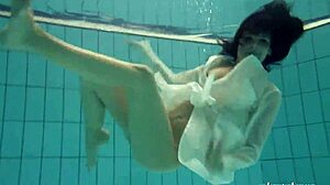 Gadis-gadis bawah air terpanas di Xxxwaters dengan payudara besar dan kecil