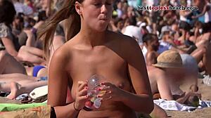 Tenårings-baber i bikini og skjulte kameraer nyter offentlig nakenhet