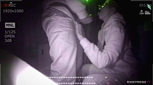 Blowjob remaja dalam video kamera tersembunyi dari pasangan amatir