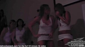College-piger stripper af og konkurrerer i en våd t-shirt-konkurrence