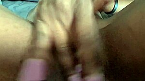 Video POV di una ragazza indiana che si sfrega la figa e si fa una gola profonda con un dildo