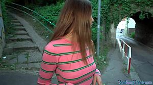 Aistillinen eurooppalainen tyttö pidätetään ulkona suihinotosta ja kyrpää ratsastamisesta
