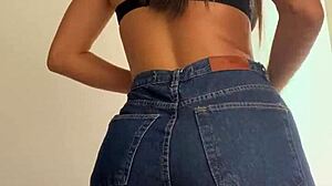 Sensuel latina-kone viser sine kurver i jeans i indkøbscentret