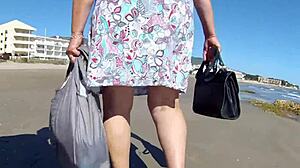 Stara i seksowna chorwacka żona pokazuje swoją cipkę na miejscu publicznym