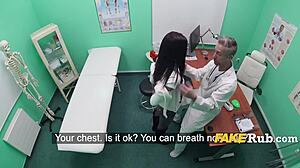 Sexy Europese patiënt wordt geneukt door dokter in het ziekenhuis