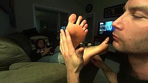 Gwens sexy nohy sú v centre pozornosti tohto videa o uctievaní nôh a sání prstov