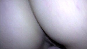 एक लड़की की टाइट चूत को बड़े लंड से खींचने का POV वीडियो