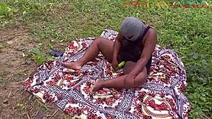 Eine wunderschöne fette Hausangestellte spritzt, während sie von einem großen schwarzen Schwanz in einem afrikanischen Dorf gefickt wird