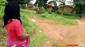 POV-Video einer geilen afrikanischen Putzfrau mit großem Arsch und natürlichen Brüsten