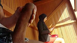 Muslimsk fru får en överraskning när hon blir påkommen medan hon onanerar offentligt