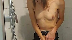 Garota adolescente pequena se despe e tem múltiplos orgasmos no chuveiro