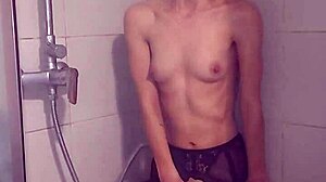 Kis tinédzser lány levetkőzik és többszörös orgazmusa van a zuhany alatt