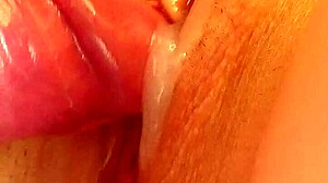 Close-up yang menakjubkan dari payudara dan lubang pantat semulajadi seorang MILF yang panas
