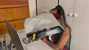 Milf latina amadora em uniforme é fodida pelo cara do computador