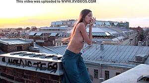 נערת רוסיה חושנית סופי בי מציגה את גופה היפה בפומבי