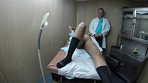 Paciente negra de gran culo recibe atención médica durante una sesión de fetiche