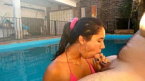 Azione di deepthroat in piscina con una vera coppia dall'Argentina