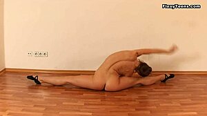 Små bröst och perfekt rumpa gymnast Linda Paro visar upp sin flexibilitet